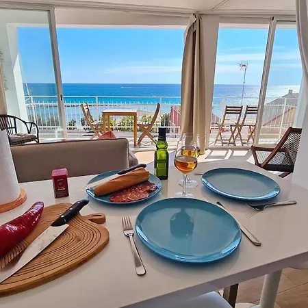 Luxury Beachside Apartment *