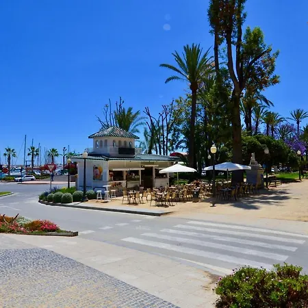 Luxury Beachside Apartment *